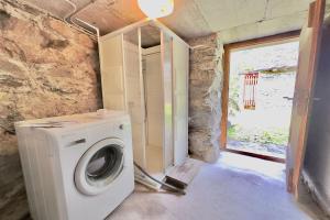 San CarloRustico Savinera - Happy Rentals的带窗户的客房内的洗衣机