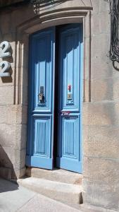 维戈International Hostel Lapplandia B&B.的建筑物一侧的两扇蓝色门