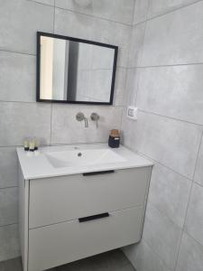 谢莫纳城עלות השחר - יחידת אירוח בצפון的浴室设有白色水槽和镜子