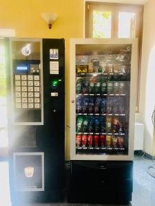 罗马Villa Luzzatti的出售饮品和饮品的自动售货机