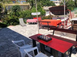 金沙SURF House Villa Rose I Po3a l的一个带桌椅和烧烤架的庭院