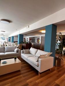 卡沃PFA Hotel - Isola d'Elba的客厅配有两张沙发和一张桌子