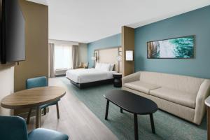马拉松Fairfield by Marriott Inn & Suites Marathon Florida Keys的酒店客房设有一张沙发和一张床