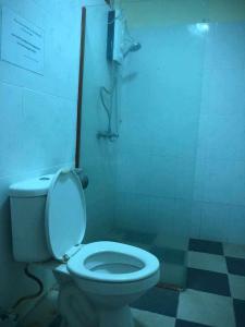 西哈努克Sea Inn Guesthouse Sihanoukville的浴室配有白色卫生间和淋浴。
