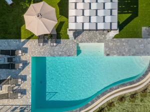 派莱卡斯Villa Tolena的游泳池的顶部景色,配有遮阳伞