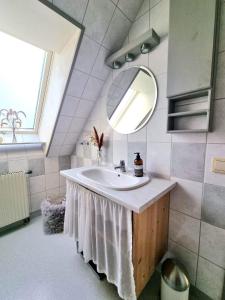 VintrosaHus i lugnt område, 15 min från Örebro的一间带水槽和镜子的浴室