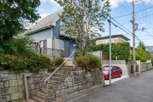 大津Hiei Blue Roof - Vacation STAY 13887的前面有停车位的房子