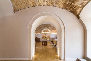 锡拉库扎Palazzo Artemide - VRetreats的拱门通向用餐室和客厅