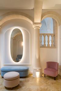 锡拉库扎Palazzo Artemide - VRetreats的客厅配有蓝色的沙发和椅子