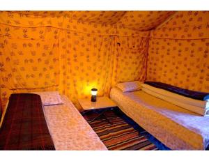马拉里Dorje Camps Sarchu, Manali的小房间设有两张床和一张桌子