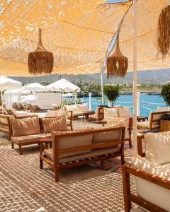 凯里尼亚Merit Park Hotel Casino & SPA的一个带桌椅和遮阳伞的庭院