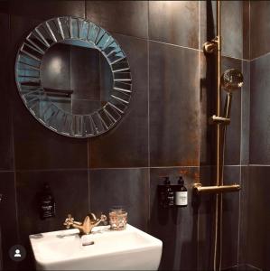 阿灵厄The Falcon Hotel的一间带水槽和镜子的浴室