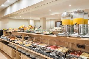 巴塞罗那日光中心酒店的自助餐,展示着许多食物