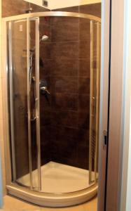 萨沃纳DIMORAVIAPIADUE的浴室里设有玻璃门淋浴