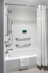 霍舍姆费城威洛格罗夫住宅酒店的浴室配有淋浴、带浴帘的浴缸