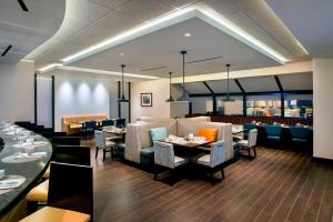 纽瓦克纽瓦克自由国际机场万豪酒店的一间带桌椅的用餐室和一间餐厅
