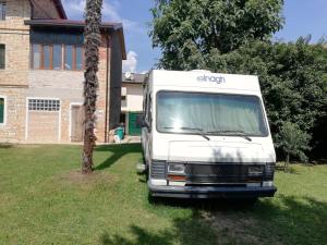 CordenonsIl Camper di Ermione的停在房子前面的一辆白色卡车