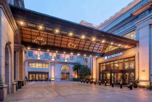 上海上海虹桥温德姆酒店的一座大型建筑,设有灯光购物中心