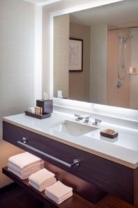 丹佛丹佛君悦酒店的一间带水槽和大镜子的浴室