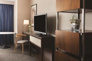 威奇托威奇塔君悦酒店的酒店客房设有一张书桌,电视