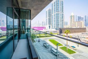 迪拜Fully Furnished 3BR+ Maid’s in the heart of Dubai的市景阳台