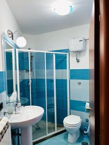 瓦洛-德拉卢卡尼亚La Casa al Piccolo Borgo的蓝色的浴室设有卫生间和水槽