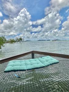 高兰Lanta Sabai Day House的水中的一个蓝色枕头