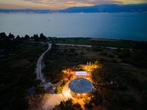 米尔希Island Getaway - Heritage House with heated pool的水边田野上一座大建筑的顶部景观