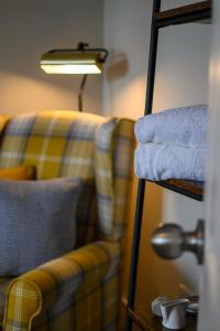 波特里科林美景宾馆的客厅配有黄色和蓝色的沙发以及灯