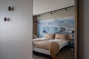 伊卢利萨特Hotel Hvide Falk的一间卧室配有一张壁画床