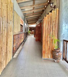 高兰Lanta Sabai Day House的带有木墙的建筑走廊