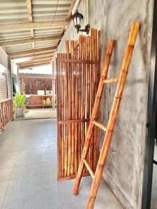 高兰Lanta Sabai Day House的一堆靠墙的竹子