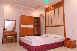 Hào GiaKhách sạn Hoàng Hà River Town的一间卧室配有一张大床和镜子