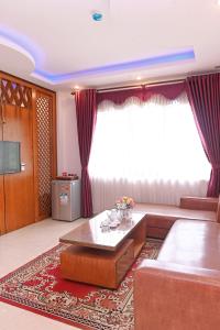 Hào GiaKhách sạn Hoàng Hà River Town的客厅配有沙发和桌子