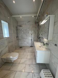 穆塔拉Luxory Vättern Lake Villa的白色的浴室设有卫生间和水槽。
