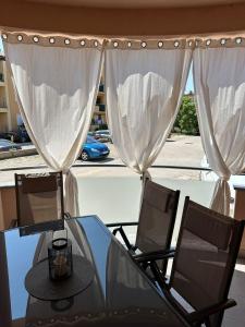 乌马格APPLeonLux的玻璃桌和椅子,享有街道的景色