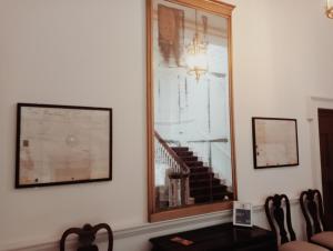 都柏林Henrietta Suites City Centre的一间带镜子和楼梯的客厅