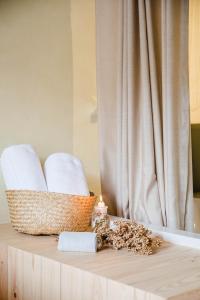 阿尔瓦杜什The Nest by Cooking and Nature的一张桌子,上面有毛巾和蜡烛
