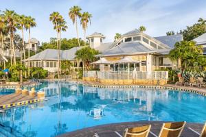 奥兰多赛普拉斯海港万豪别墅度假村的棕榈树屋前的游泳池