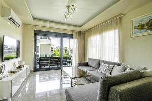 贝莱克Flat w Shared Pool and Balcony 8 min to Beach的客厅配有沙发和桌子