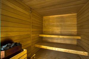 萨尔拉拉卡内达La Perle de Domme的一间设有木墙和木架的桑拿浴室