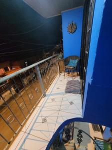 阿布拉奥Suite de Lane e Mu的阳台享有椅子和蓝色墙壁的景色