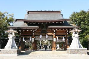 神户Private Inn Bambee的一座寺院,前面的人在