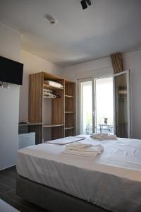 穆尔特里Costa Varda Apartments的卧室设有一张白色大床和一扇窗户。