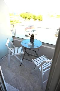 穆尔特里Costa Varda Apartments的阳台配有一张桌子和两把椅子