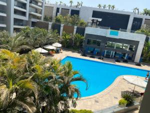开罗شقة فندقية في منتجع اوشن بلو的享有棕榈树游泳池的顶部景致
