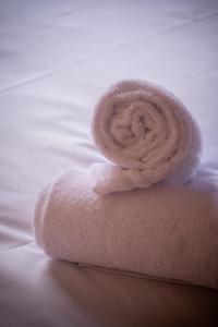 莱德萨阿尔卑斯HOTEL DES NEIGES的床上的白色毛巾