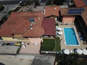 科拉迪拉齐塞坎波罗索乡村民宿的享有带游泳池的别墅的顶部景致