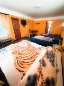 科帕卡巴纳万达广场酒店的卧室配有一张床上的老虎毛毯
