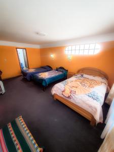 科帕卡巴纳万达广场酒店的橙色墙壁客房的两张床